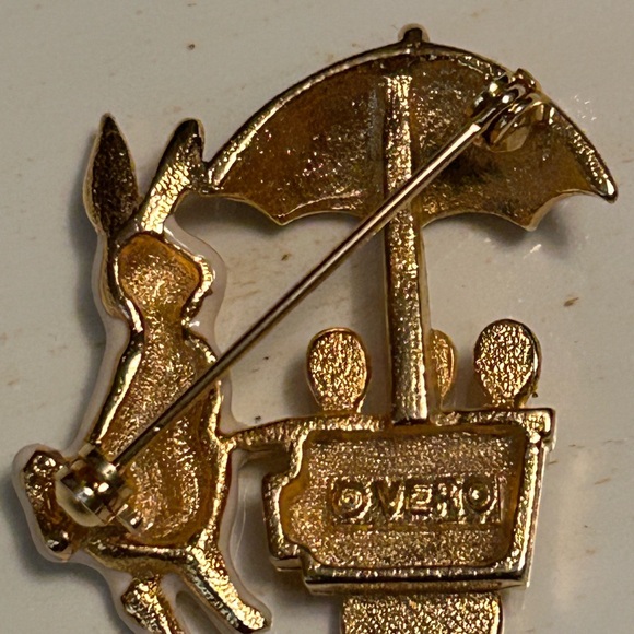 Vero signed brooch:rabbit with ice cream stand - Picture 2 of 2